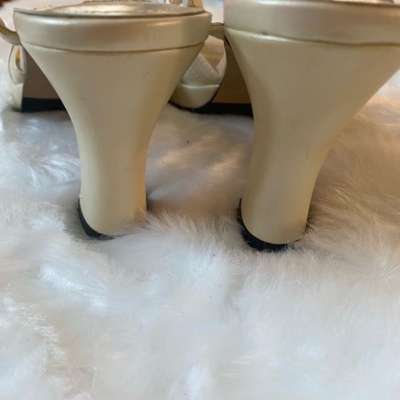 Ivory color heels - Picture 3 of 5